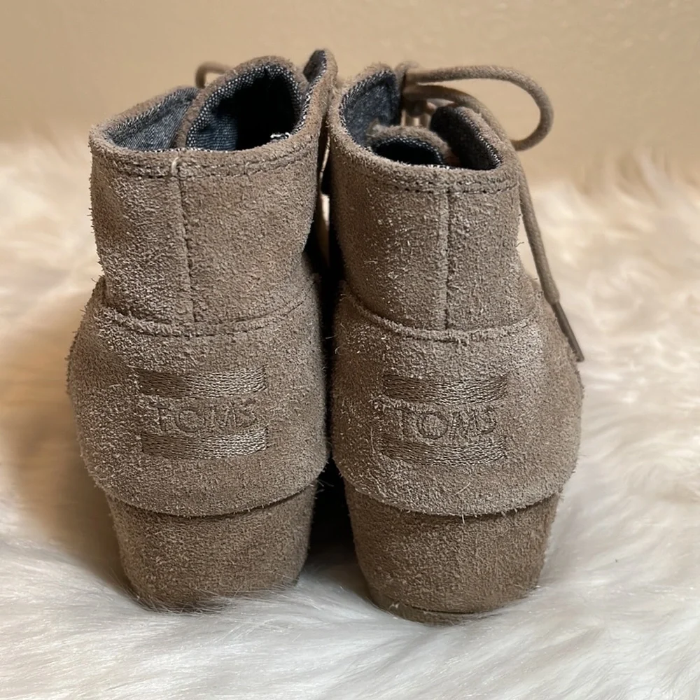 TOMS Tan Wedge Lace Youth Shoe